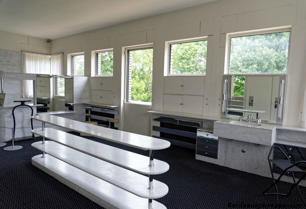 La chambre des parents donne sur une vaste salle de bains (46 m²). Largement ouverte par des fenêtres,  elle donne accès aussi à la terrasse.